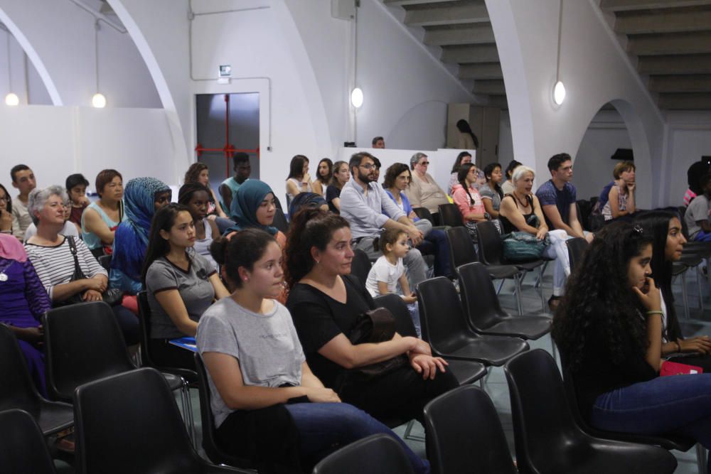 Lliurament dels diplomes de 37 alumnes becats de Salt