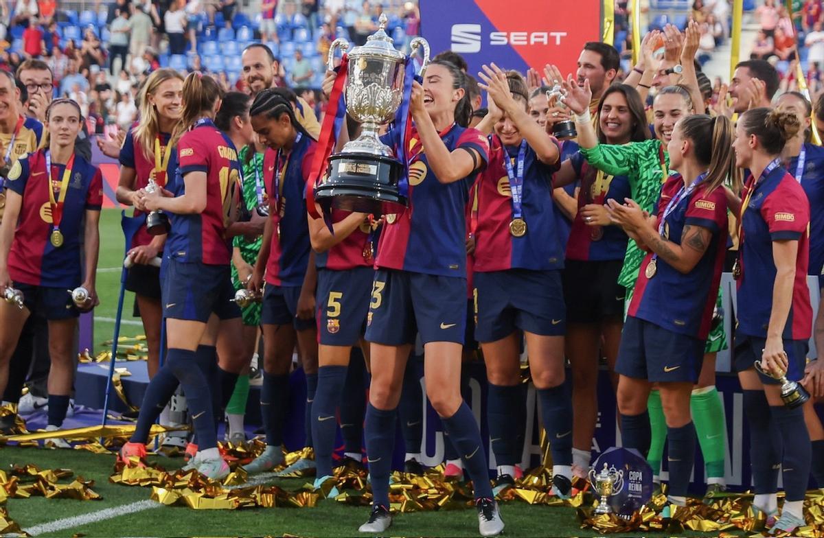 La jugadoras del Barça celebran la conquista de la Copa de la Reina 2024/25