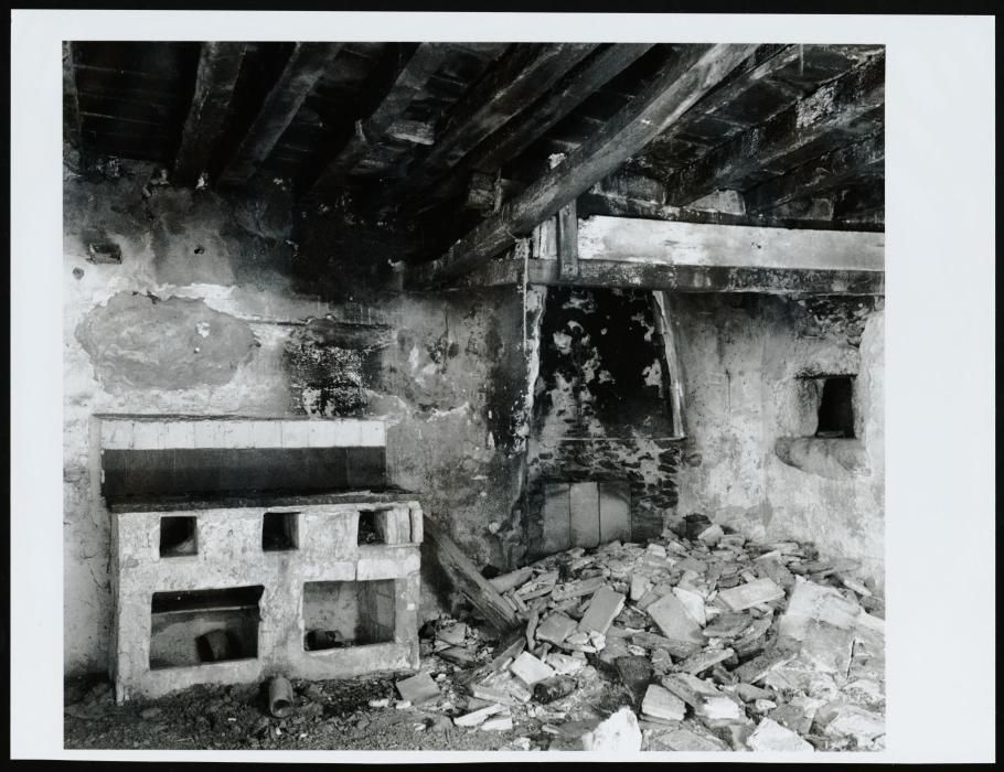 Fotografia de la cuina d'una masia abandonada