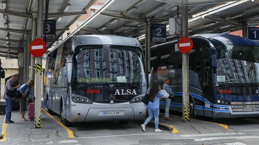 Autobuses en la estación de Gijón.