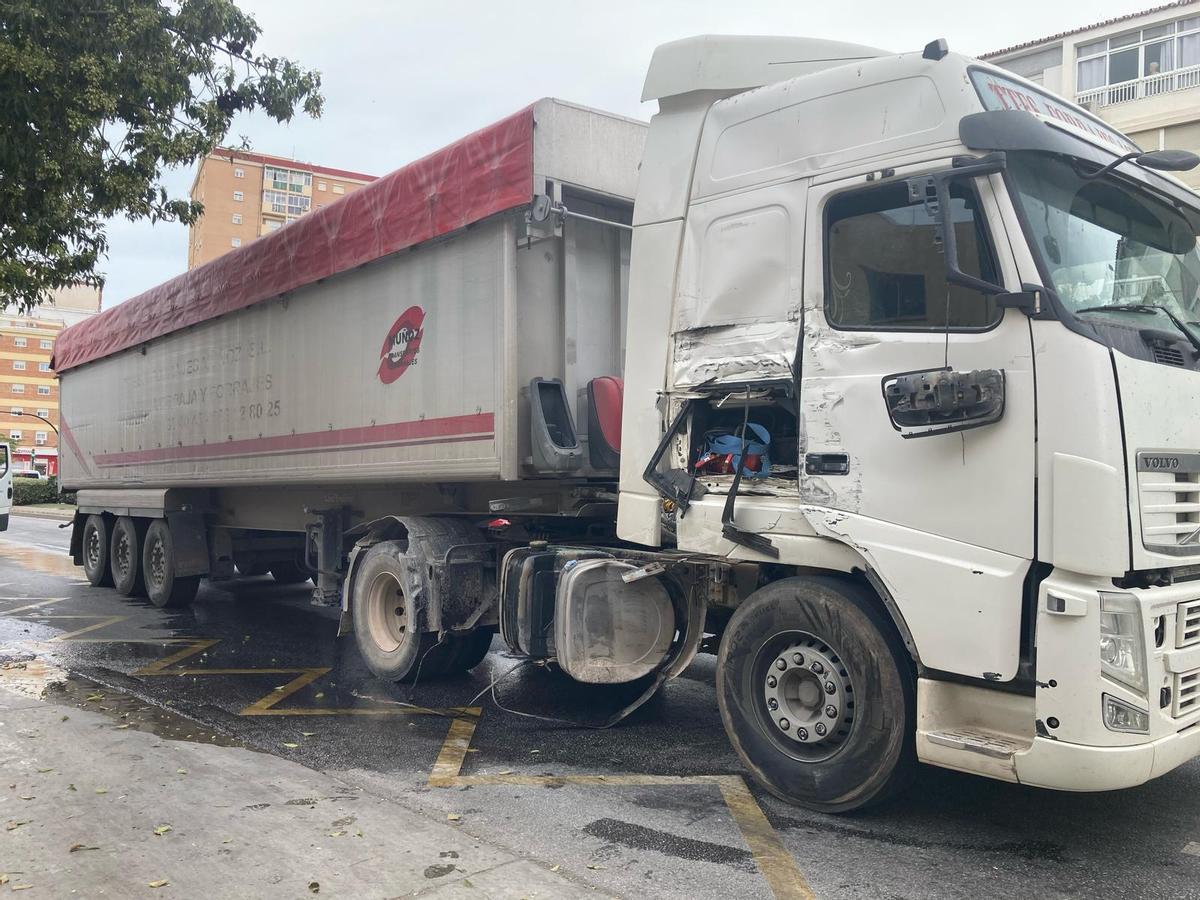 Daños en el camión que ha chocado contra un autobús de la EMT en Málaga.