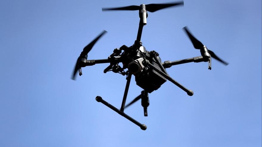 Un turista ebrio, multado por hacer volar un dron sin permiso en Cala Romántica