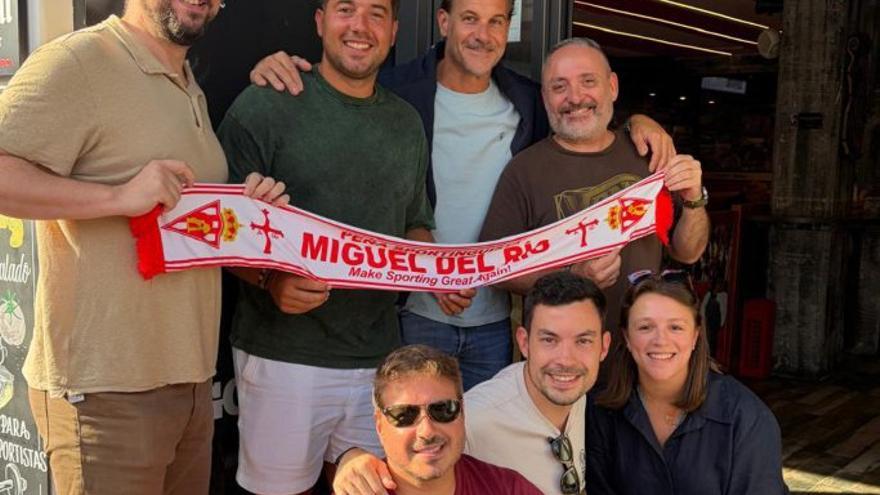 Jony, socio de honor de la peña Miguel del Río