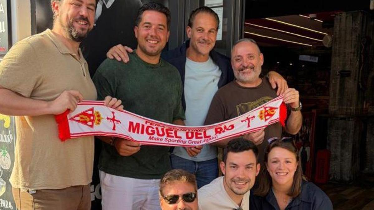 Jony, segundo por la  izquierda, junto a varios componentes de la peña Miguel del Río.