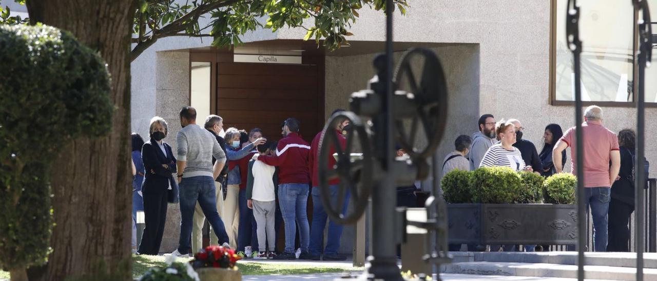 Sobre estas líneas, familiares y amigos a la entrada del tanatorio Jardín de El Lauredal.