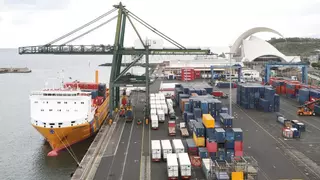 Adiós a la grúa gigante del Puerto de Santa Cruz de Tenerife: comienza su desmantelamiento tras 30 años en Los Llanos