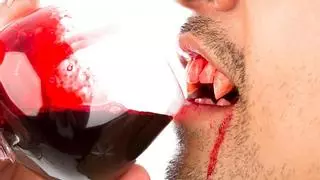 La OCU advierte del peligro de usar sangre falsa hoy por Halloween: "No son productos para niños y no se deben usar en menores de 14 años"
