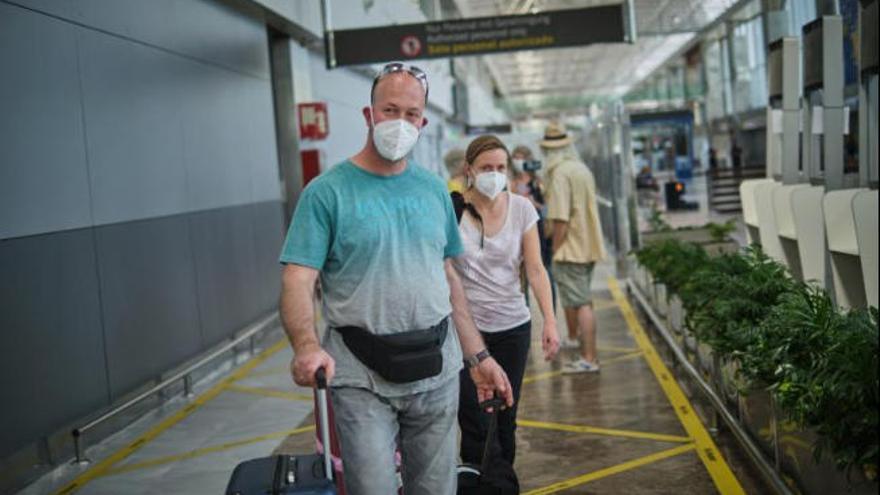 Algunos de los primeros turistas que llegaron a Tenerife tras la pandemia del coronavirus.