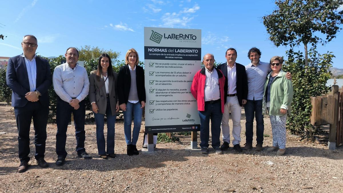 Inauguración del laberinto de Peñíscola con la participación de delegaciones institucionales de varios ayuntamientos de la comarca del Baix Maestrat, encabezadas por el alcalde de Peñíscola, Andrés Martínez, que ha acompañado a la familia Bosch Pitarch, impulsora y propietaria del proyecto.