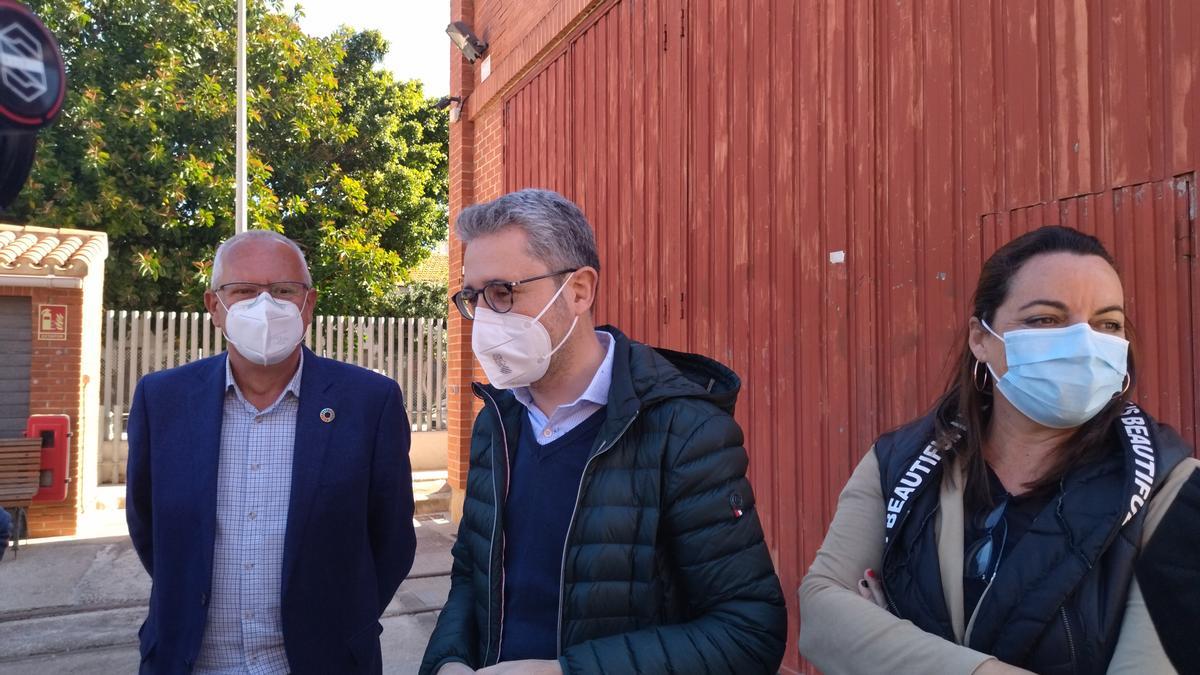 El alcalde, Arcadi España y Anaïs Menguzzato atienden a la prensa delante de los talleres que ahora se rehabilitarán