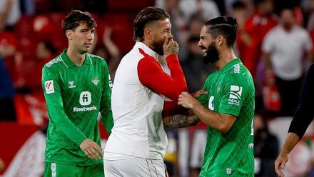 Isco y Ramos tras finalizar el derbi sevillano