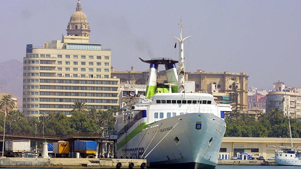 Uno de los buques que cubren la ruta Melilla-Málaga.