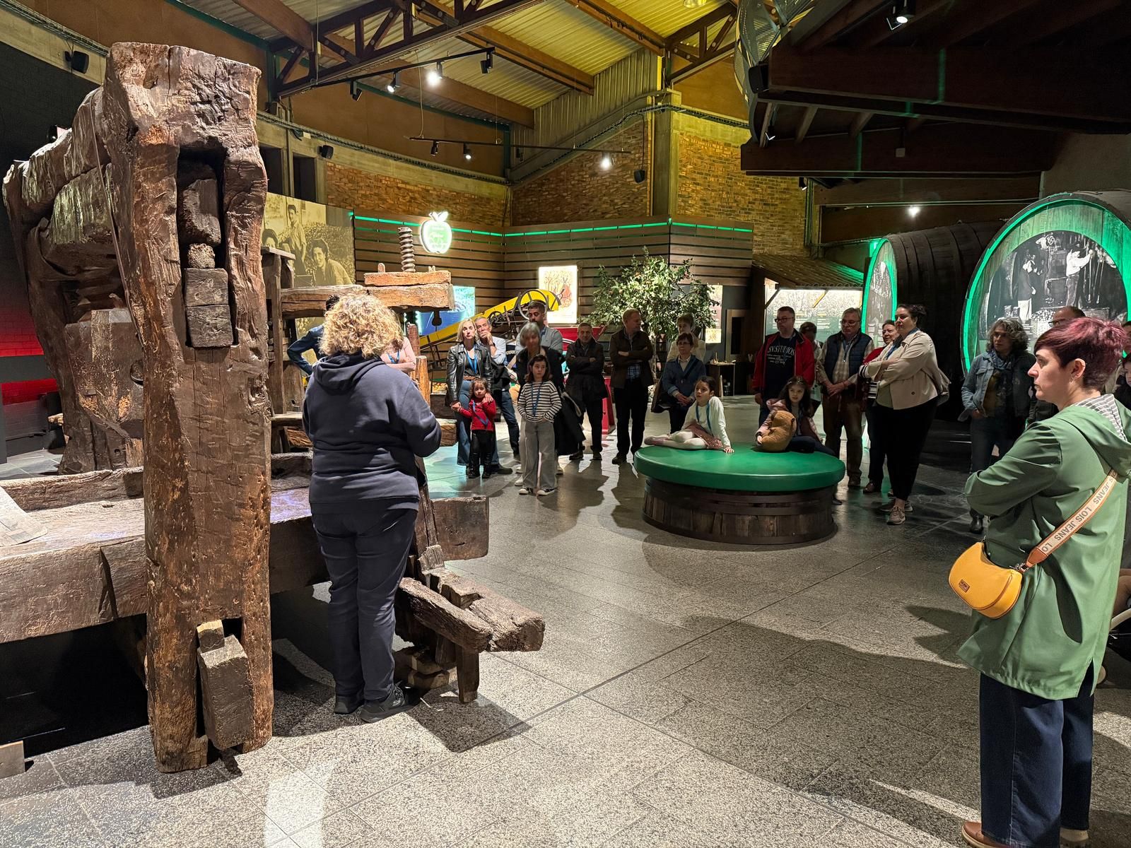 La Semana de la Floración del Manzano concluye con una visita al 'Sancta Sanctorum' de la cultura sidrera asturiana