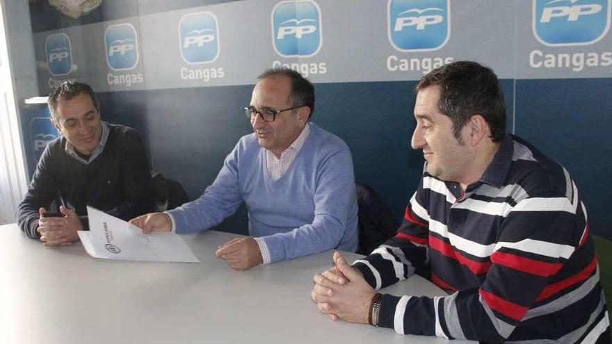 José Enrique Sotelo (centro), con Rafa Soliño (izd.) y Pío Millán (Dcha.), ayer en la sede. // Santos Álvarez