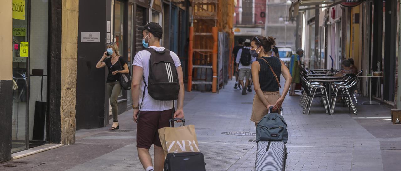 Turistas en el centro de Elche el pasado verano