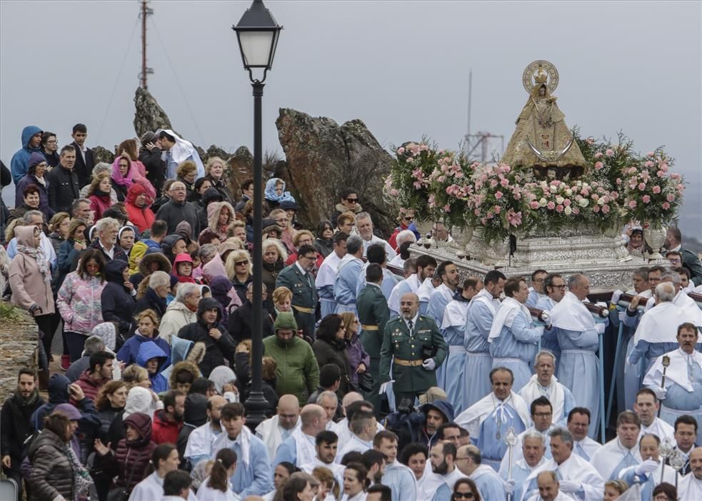 La procesión de Bajada de la Virgen de la Montaña, patrona de Cáceres