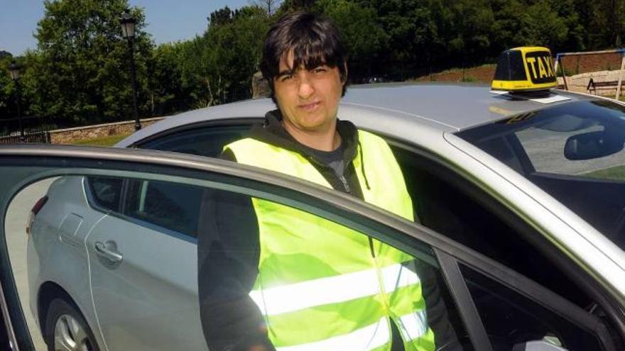 Rosa González, antes de tomar el taxi que la trasladará a Ferrol para acompañar en el bus a los socios de Aspadeza que estudian en un centro especial de este concello y en Santiago.  // Bernabé/Javier Lalín