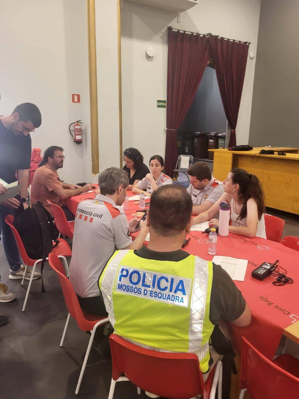Les imatges de l'exercici de muntatge d'un centre d'acollida per evacuats a Portbou