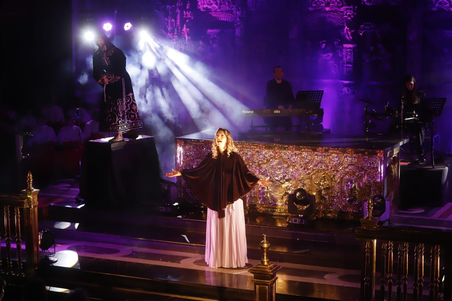 El altar mayor de El Pilar, escenario de un 'Vía Crucis' hecho musical