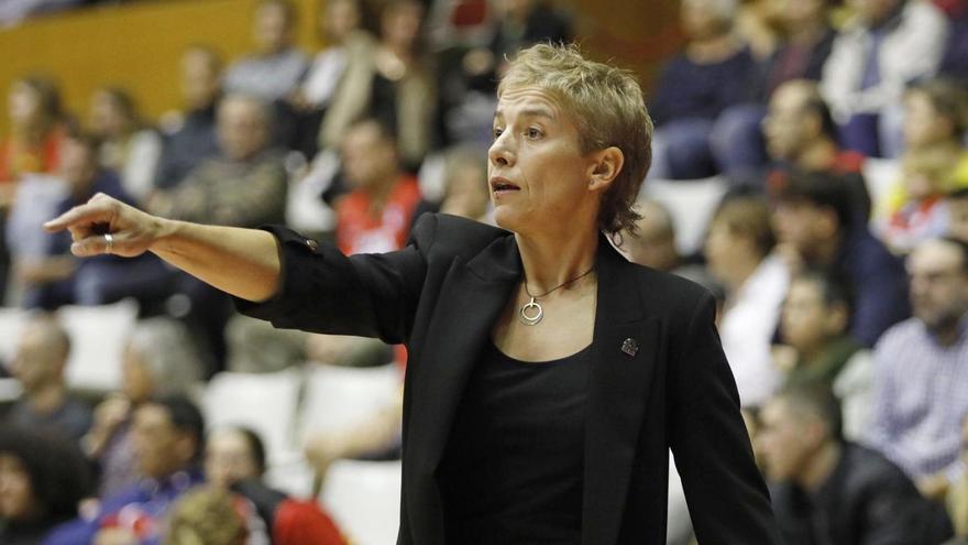 Laura Antoja donant ordres a les seves jugadores en un partit a Fontajau.