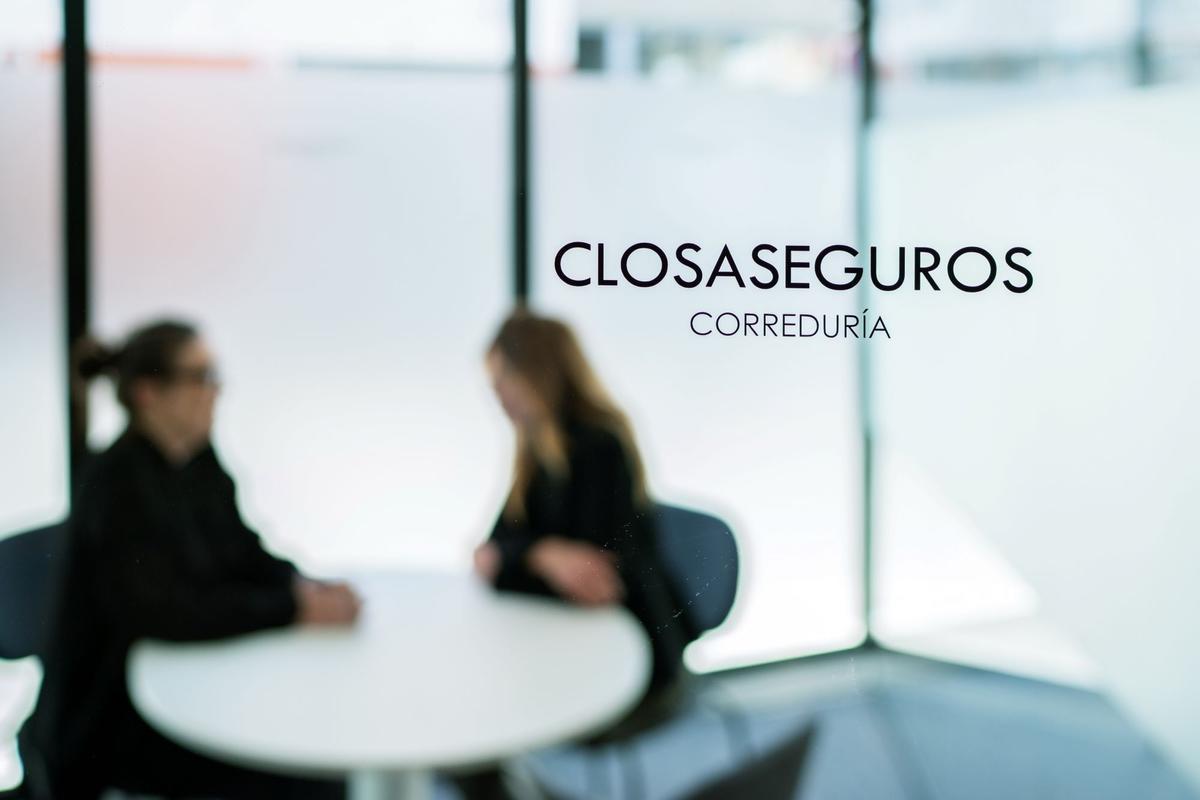 Reunión con un cliente en las oficinas de CLOSASEGUROS