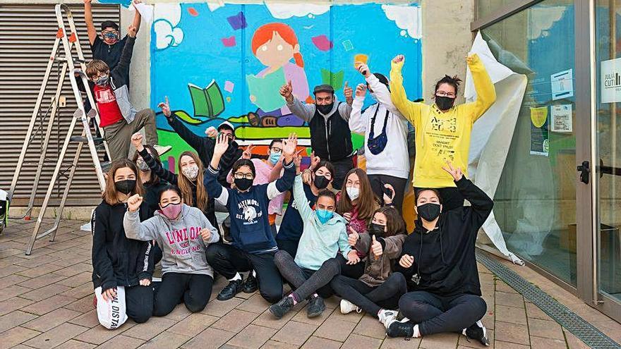 Els creadors del mural literari de la façana de la biblioteca.