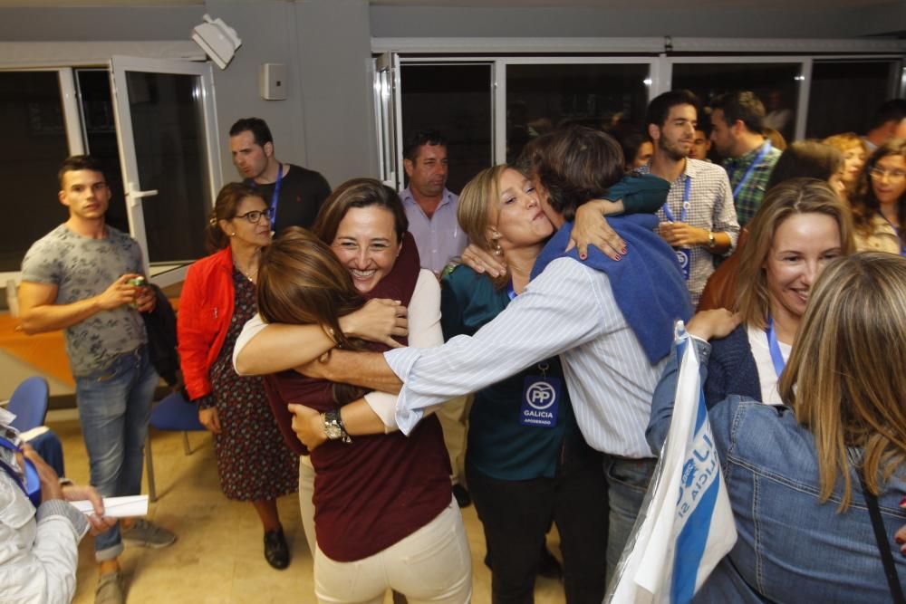 Varias decenas de personas se acercaron a la sede de los populares en la calle Urzaíz para celebrar junto al PP vigués la mayñría absoluta de Núñez Feijóo