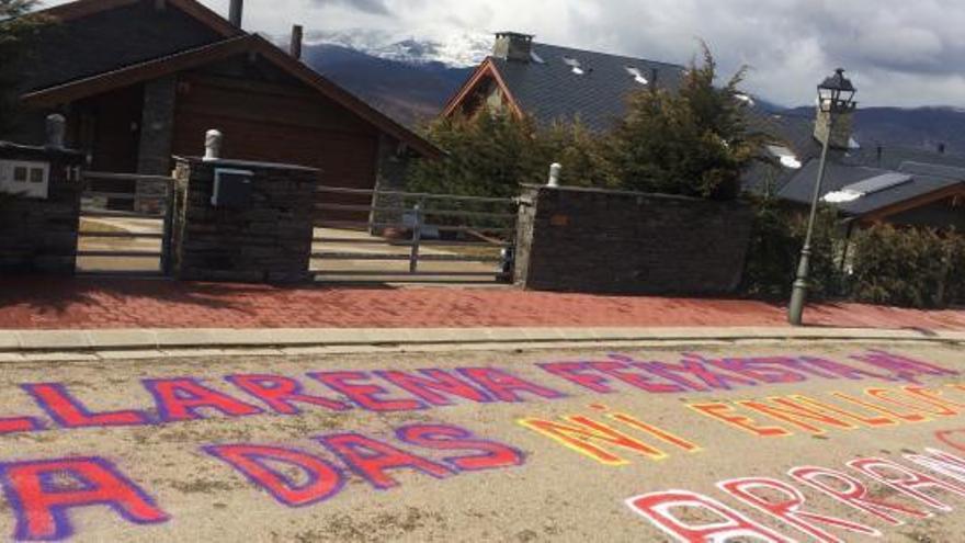 La pintada davant la casa de Llarena a Das.