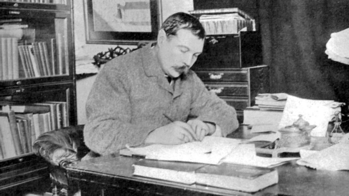 El escritor Arthur Conan Doyle, en su estudio.