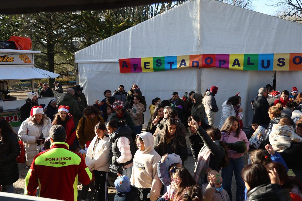 Chocolatada y regalos en la Navidad más solidaria de Santiago