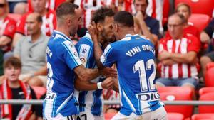 Darder y Vini Souza felicitan a Braithwaite, que marcó el gol del triunfo del Espanyol en San Mamés.