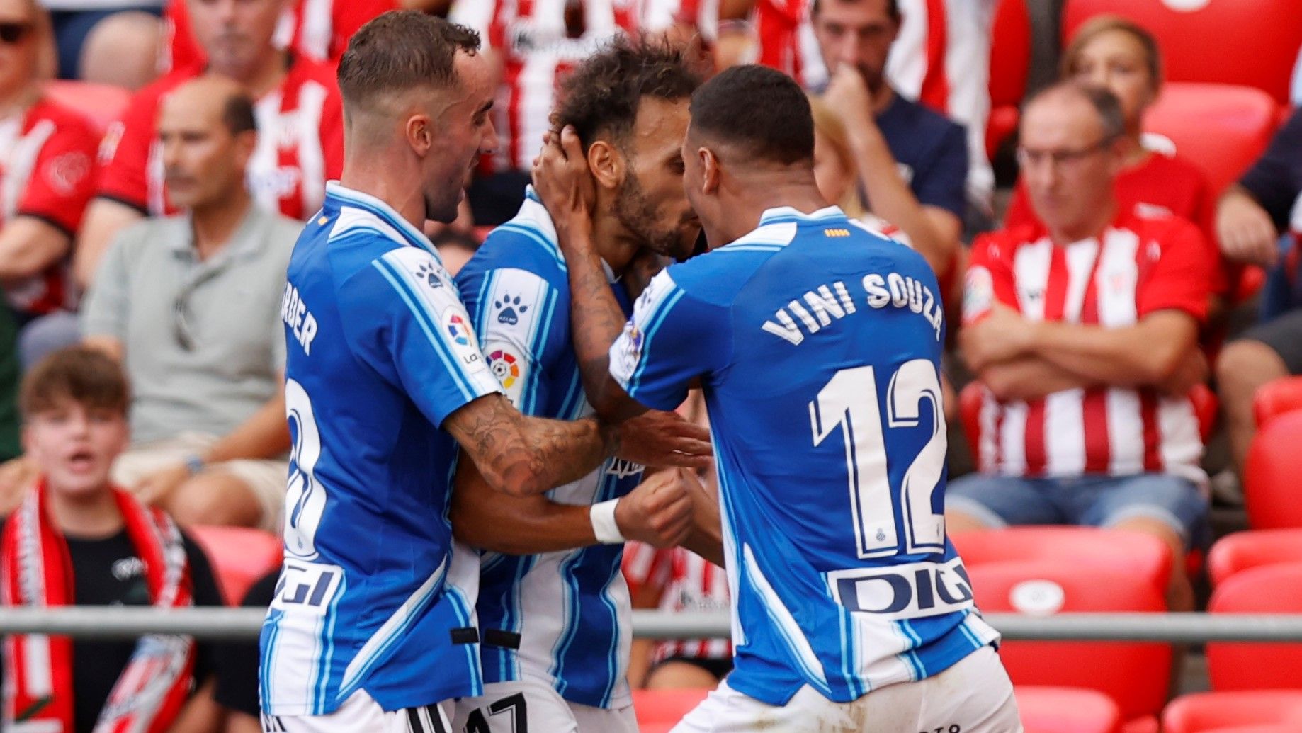 Darder y Vini Souza felicitan a Braithwaite, que marcó el gol del triunfo del Espanyol en San Mamés.