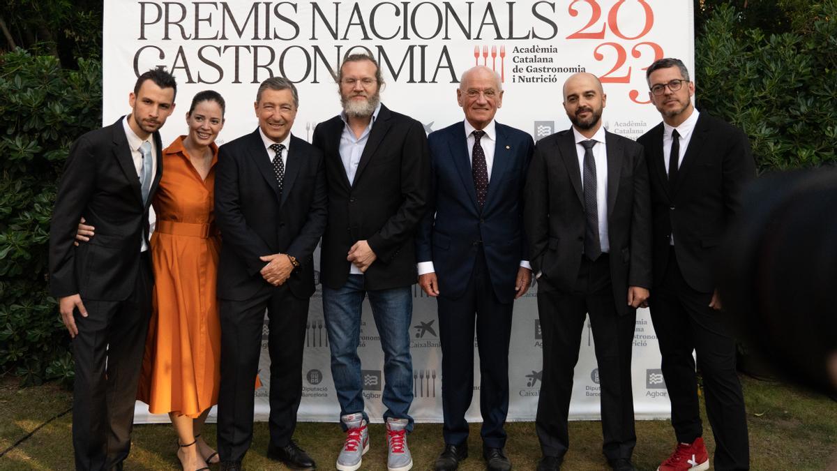 Rafa Peña, en el centro, flanqueado por Joan Roca y Carles Vilarrubí, y el resto de galardonados: Nil Dulcet (izquierda), Mireia Navarro (pareja de Peña), Marc Casanovas y Pablo Sacerdotte.