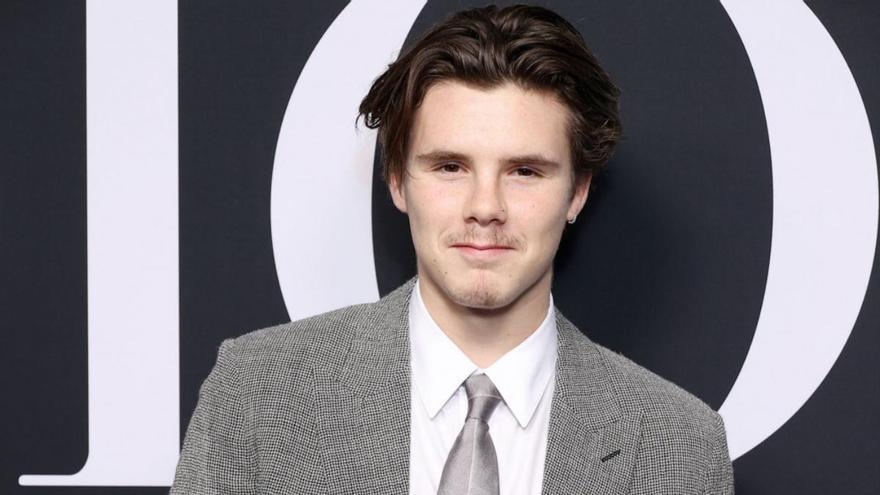 Cruz Beckham (21) se desmarca de su hermano y sí le da las gracias a sus padres por impulsar su carrera