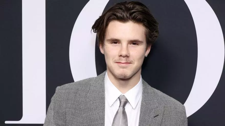 Cruz Beckham (21) se desmarca de su hermano y sí le da las gracias a sus padres por impulsar su carrera