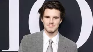 Cruz Beckham (21) se desmarca de su hermano y sí le da las gracias a sus padres por impulsar su carrera