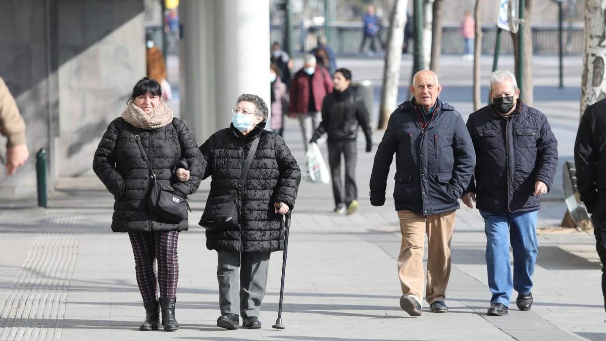 Pese a ser opcional, muchos zaragozanos siguen llevando la mascarilla en la calle.