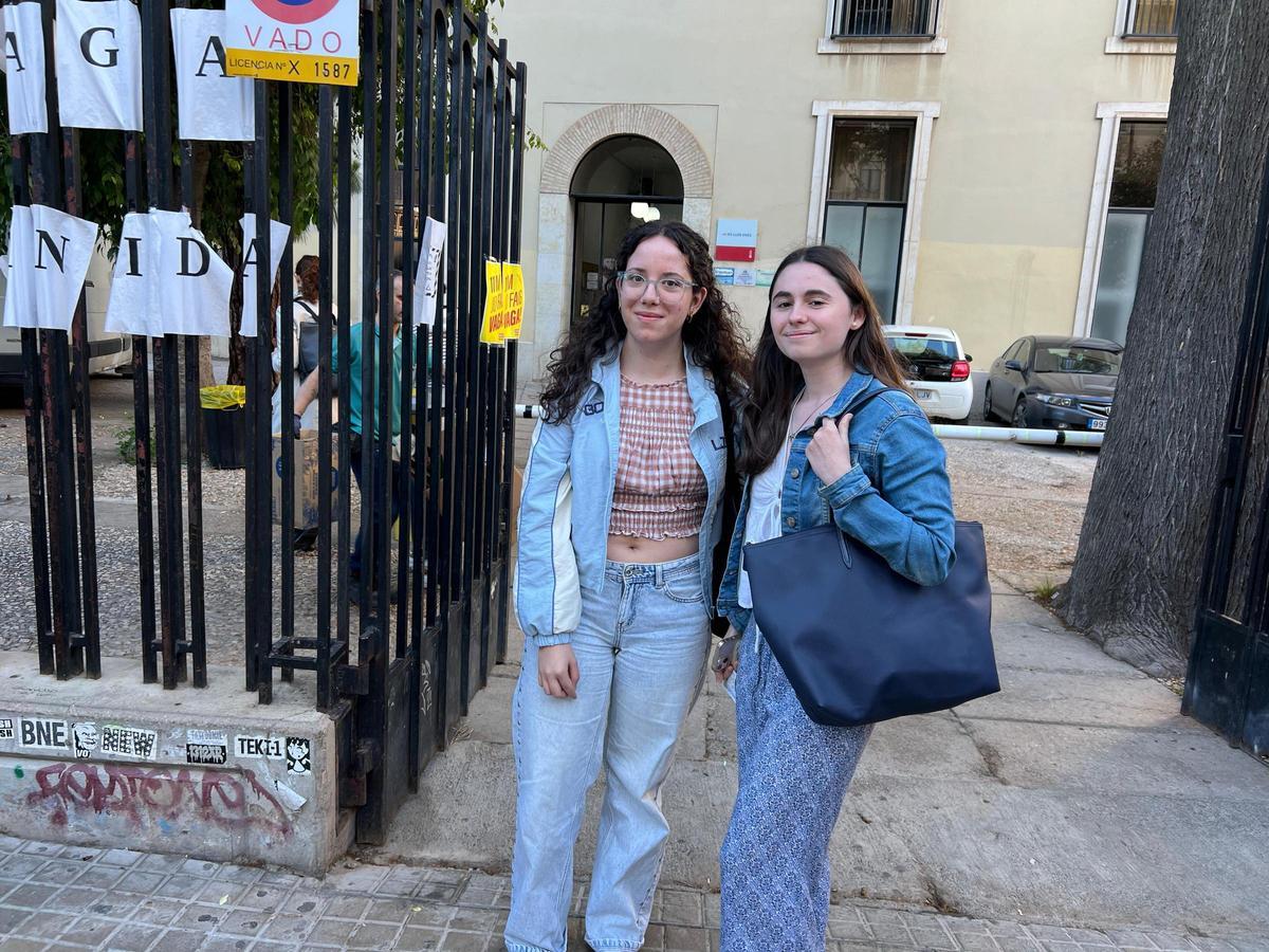 Carmen y Marta, alumnas de Segundo de Bachiller, ante las puertas del IES Lluis Vives