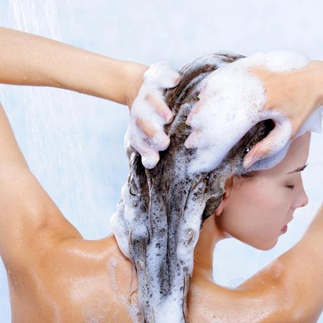 Cómo lograr que el pelo nos dure más tiempo limpio (y qué champú utilizar)