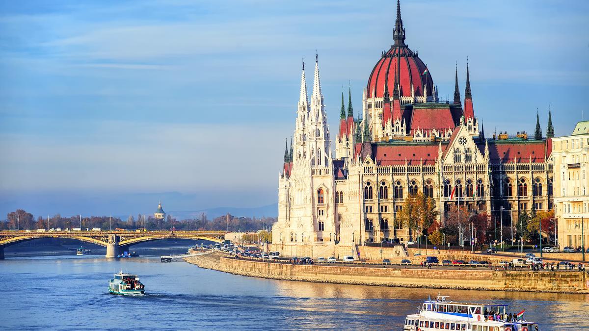 Cruceros por el Danubio frente al parlamento de Budapest