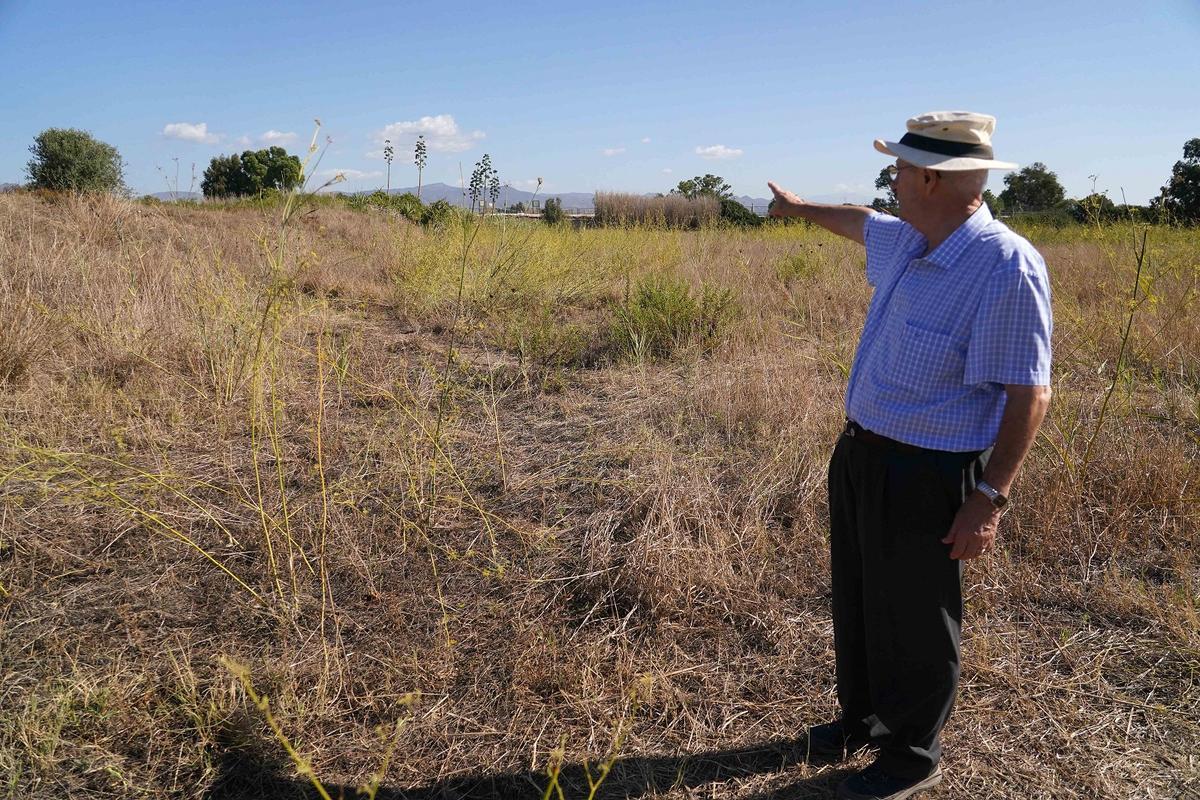 Juan Manuel Muñoz Gambero señala el área que excavó en los 60.