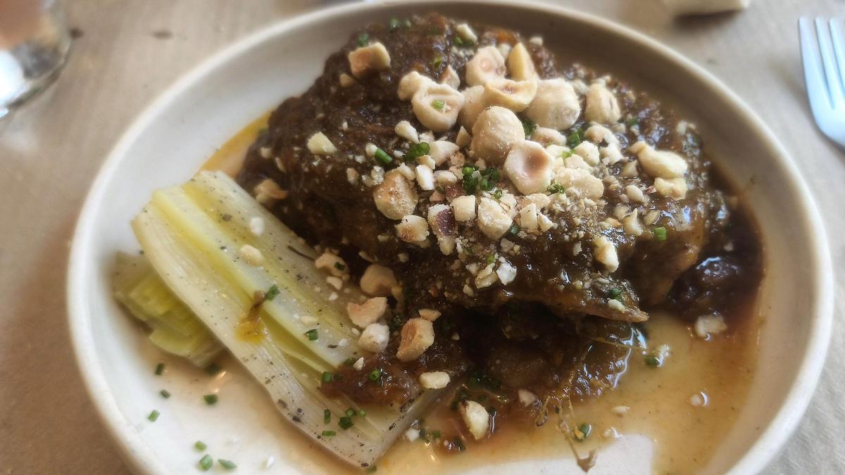 La 'galta' con puerro escalivado y avellanas de La Taverna de Cal Temerari.