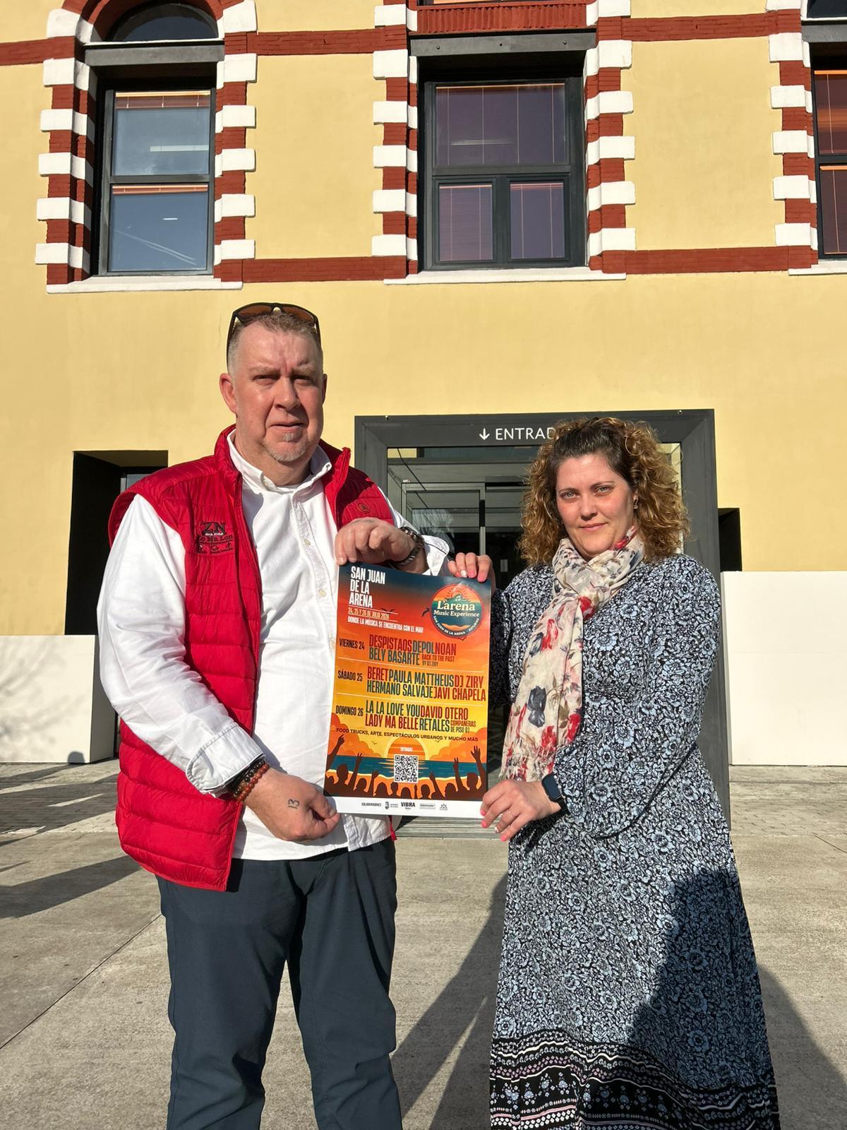 Emilio Menéndez e Elizabeth Granjo, con el cartel del festival