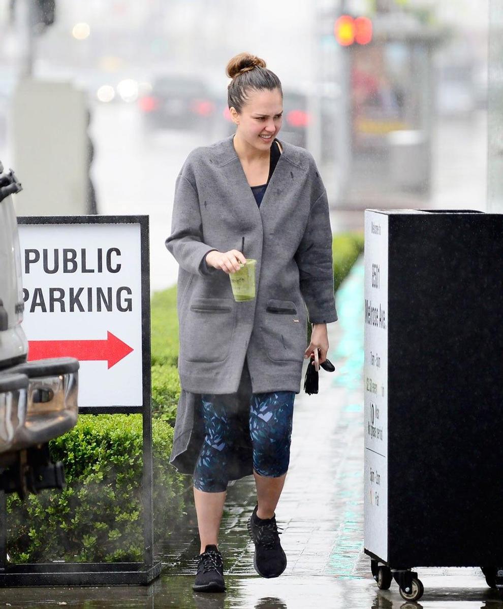 Jessica Alba, irreconocible paseando por Los Ángeles