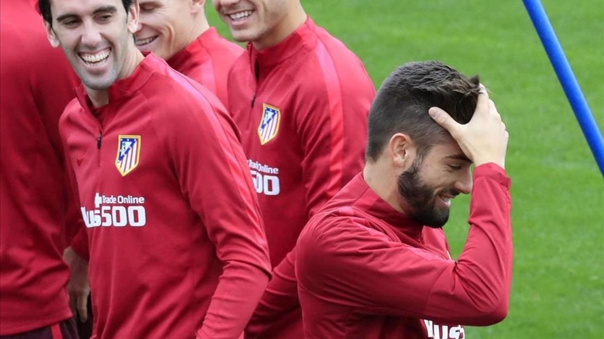 Godín, Gameiro y Lucas bromean con Carrasco durante el entrenamiento del Atlético en su ciudad deportiva el viernes