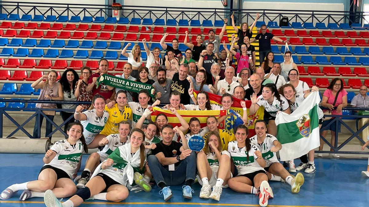 Las jugadoras del Elche Atasa Juvenil Femenino celebran su clasificación para la Fase Final del Campeonato de España