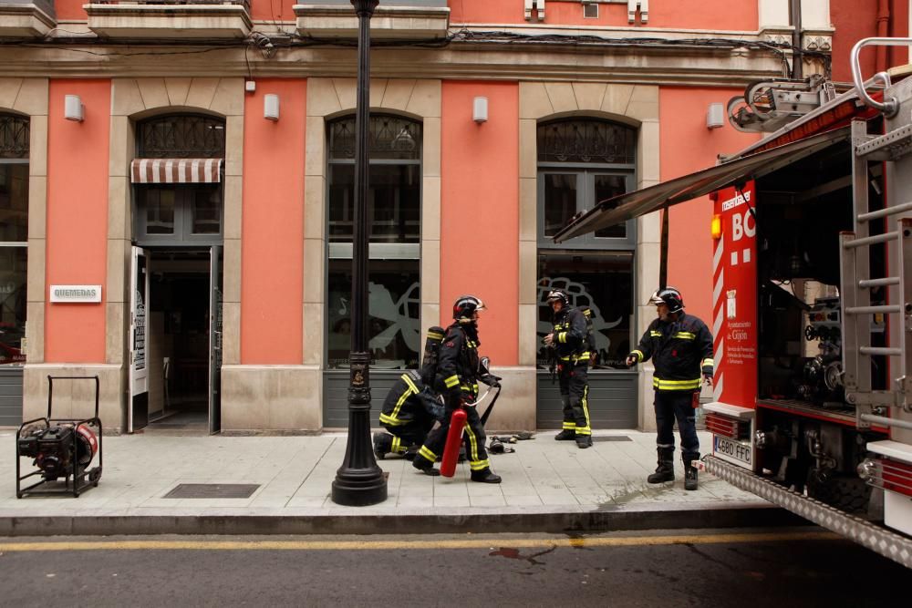 Desalojado un local en Gijón al incendiarse una freidora