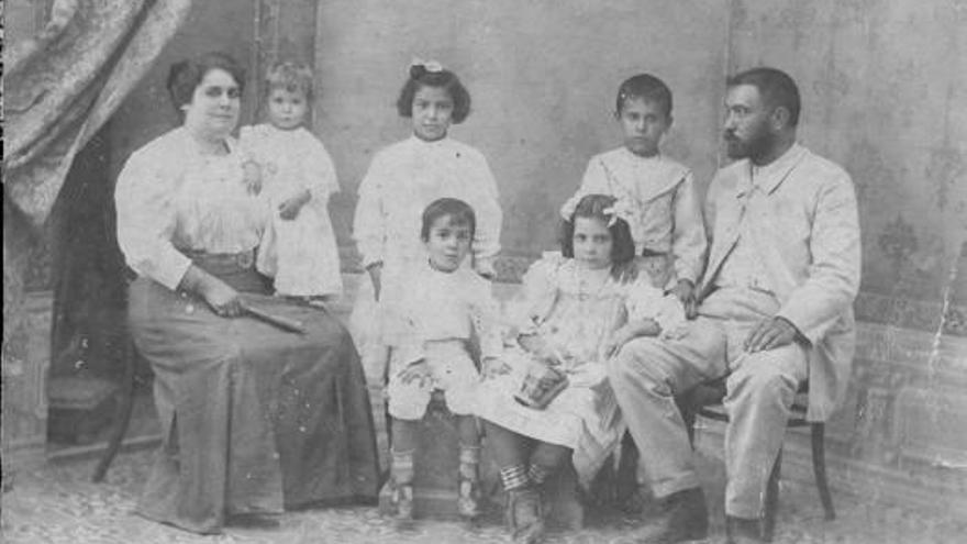 Vicente Castell Ibañez junto a su mujer e hijos.