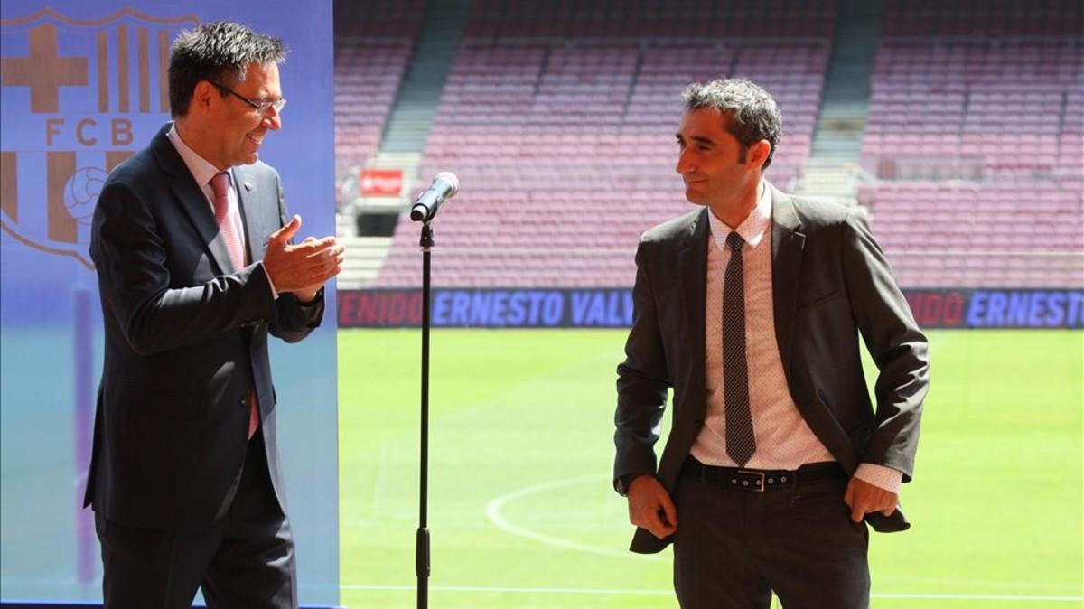 Josep Maria Bartomeu y Ernesto Valverde el día de la presentación del técnico