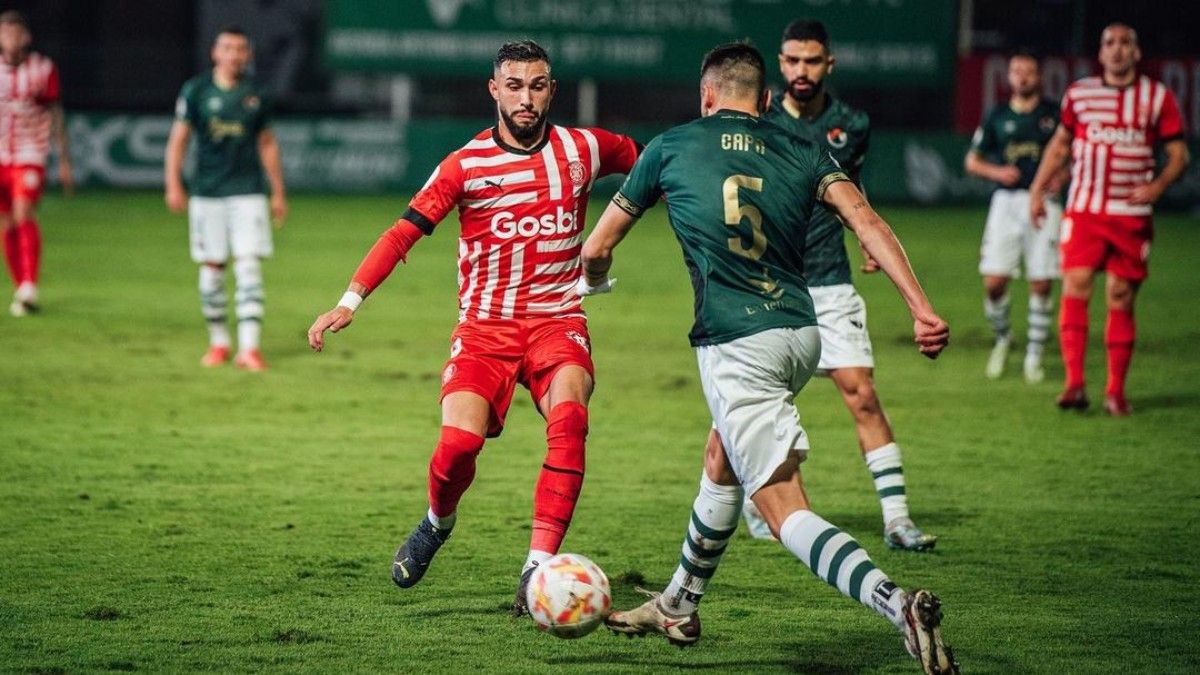 Albert Caparrós, con la camiseta del Cacereño ante el Girona